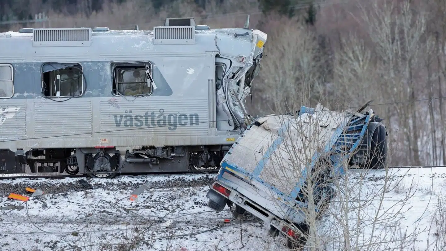 Et tog ramte mandag morgen en lastbil, som sad fast i sneen ved en jernbaneovergang. Lokoføreren er bekræftet død i ulykken.
