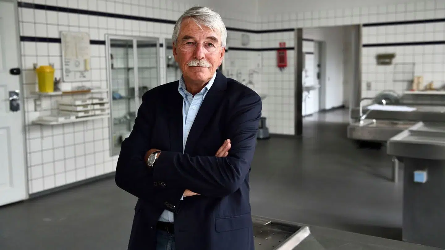 Pensioneret retsmediciner Hans Petter Hougen har over 12.000 obduktioner bag sig.