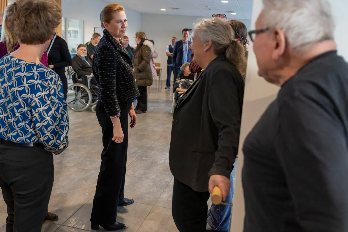 Statsminister Mette Frederiksen (S) på besøg på Plejehjemmet Ørbygård i Rødovre.