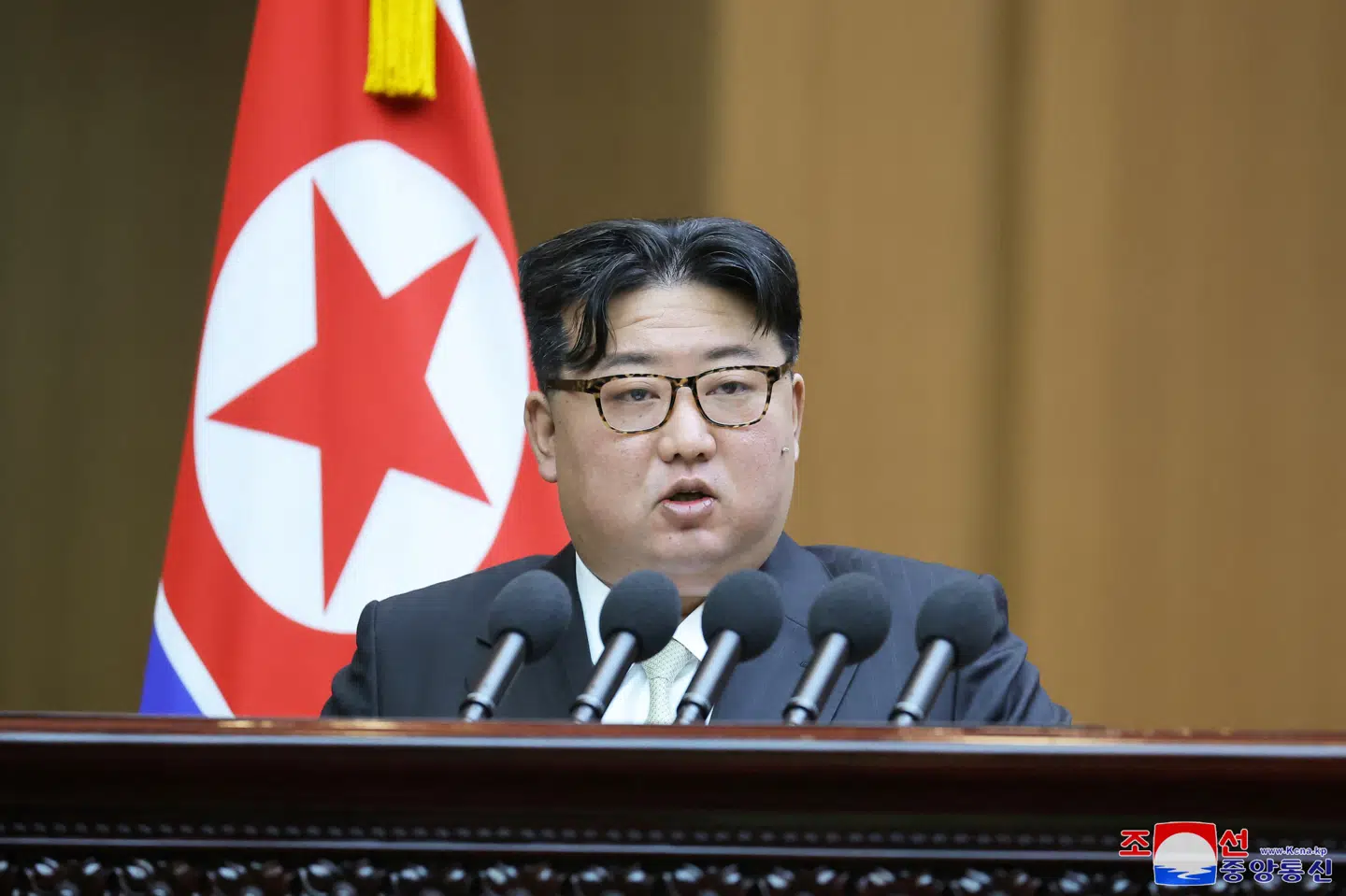 Nordkoreas leder, Kim Jong-un, siger mandag, at det ikke længere er en mulighed, at landet kan blive genforenet med Sydkorea. De to lande har haft en våbenhvile siden 1953, men har ikke indgået en fredsaftale.