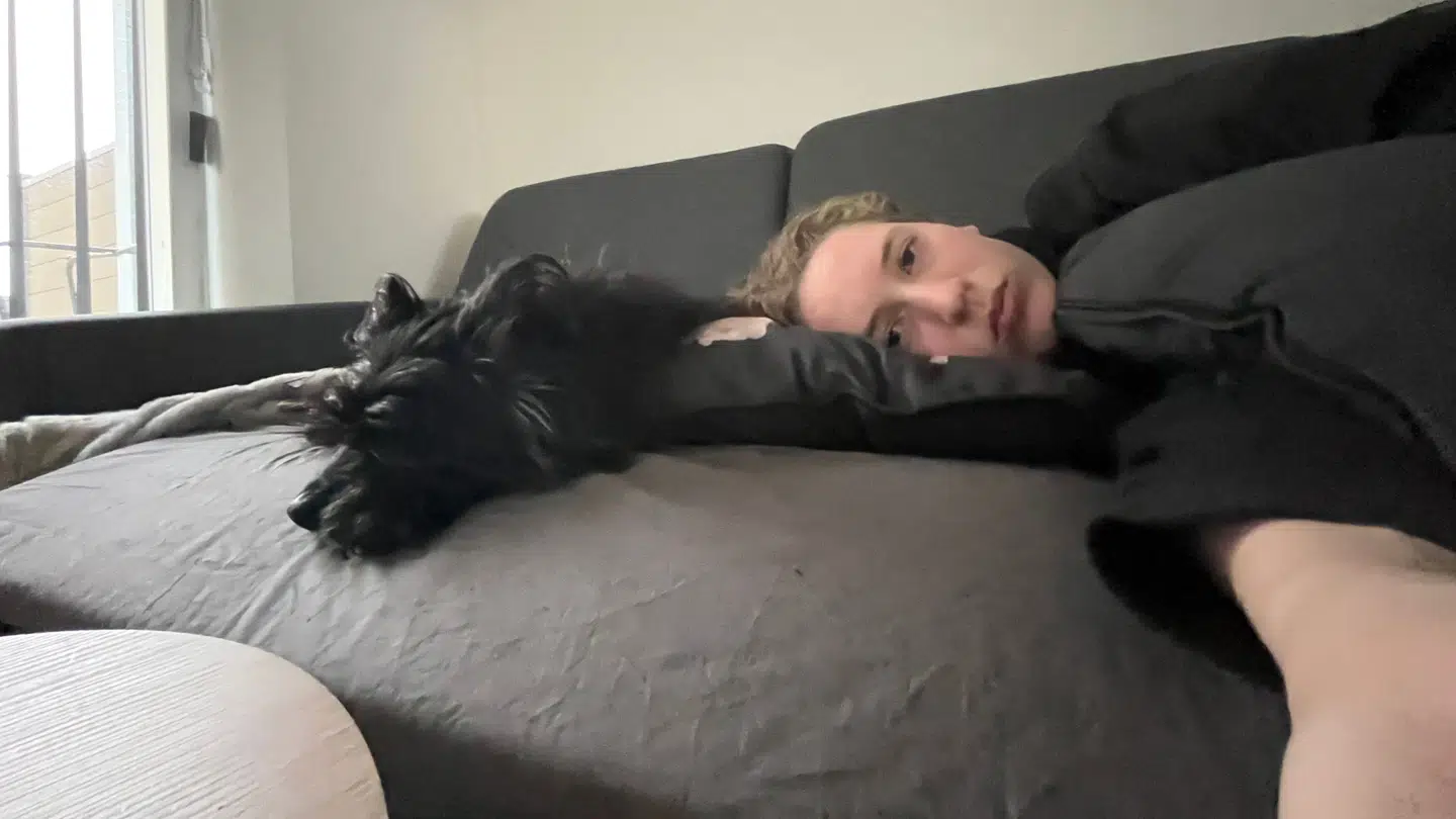 Her ligger Bertine Engkvist de fleste af døgnets timer. Når hun forlader hjemmet, er det ofte for at 'gå' en tur med sin hund.