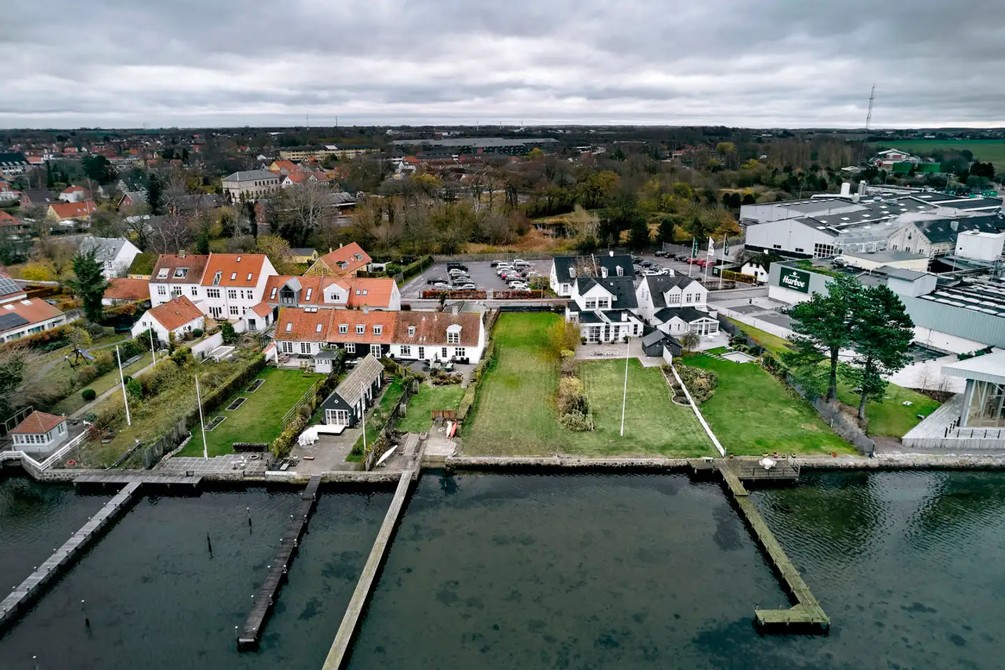 I mange år ejede Harboe en række ejendomme i forlængelse af bryggeriet i Skælskør. Flere af dem er siden blevet solgt til Bernd Grieses familie og tætte allierede.