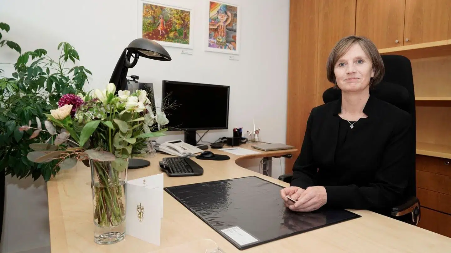 Børne- og familieminister Kjersti Toppe fra Senterpartiet har bedt om en udredning, før hun tager stilling til, om Norge skal stoppe alle adoptioner fra udlandet.