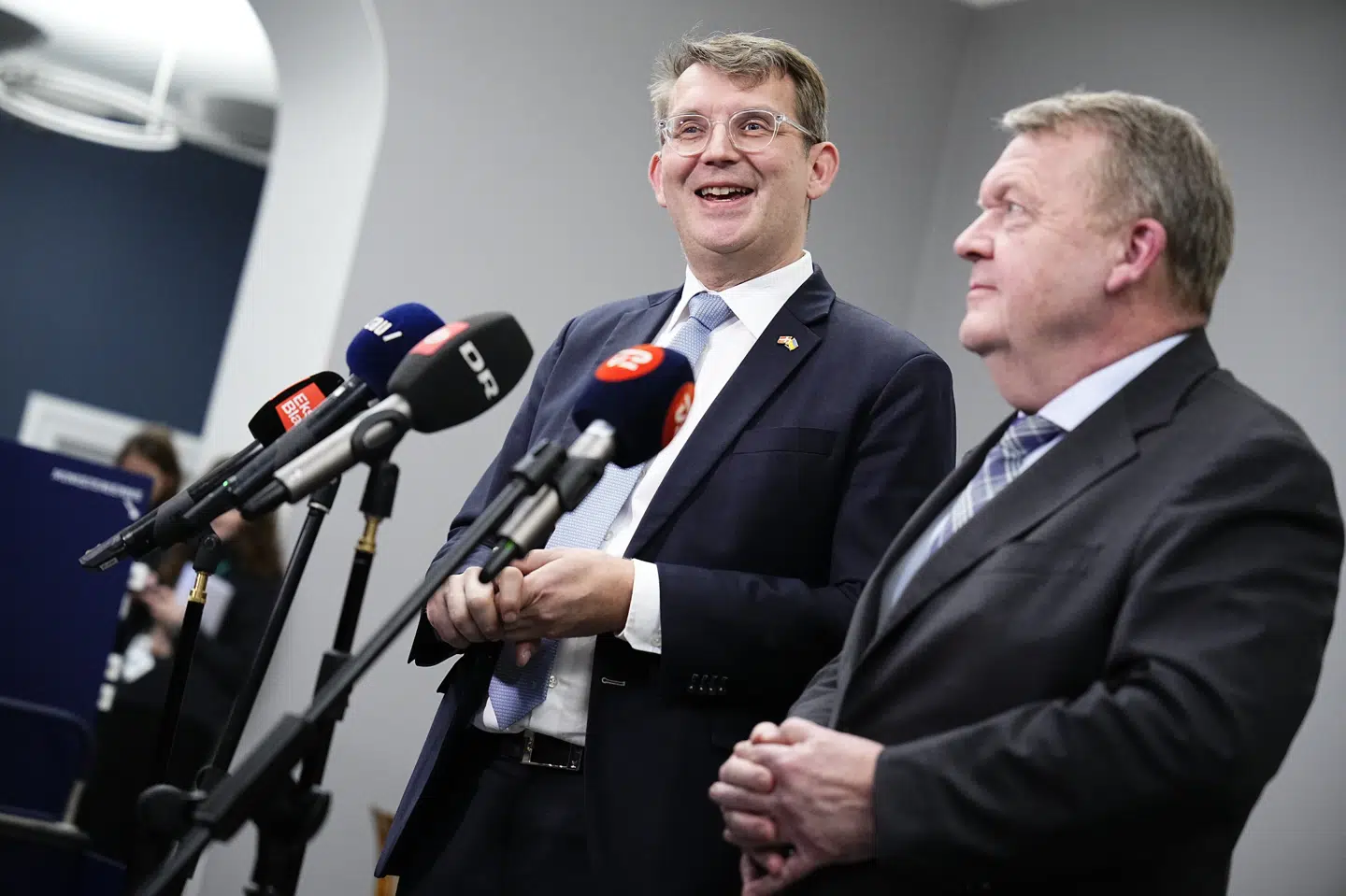 Udenrigsminister Lars Løkke Rasmussen (M) og forsvarsminister Troels Lund Poulsen (V) kunne tidligere i januar melde om, at en dansk fregat skal sendes til det røde hav. Op til 175 personer vil være involveret i missionen. (Arkivfoto).