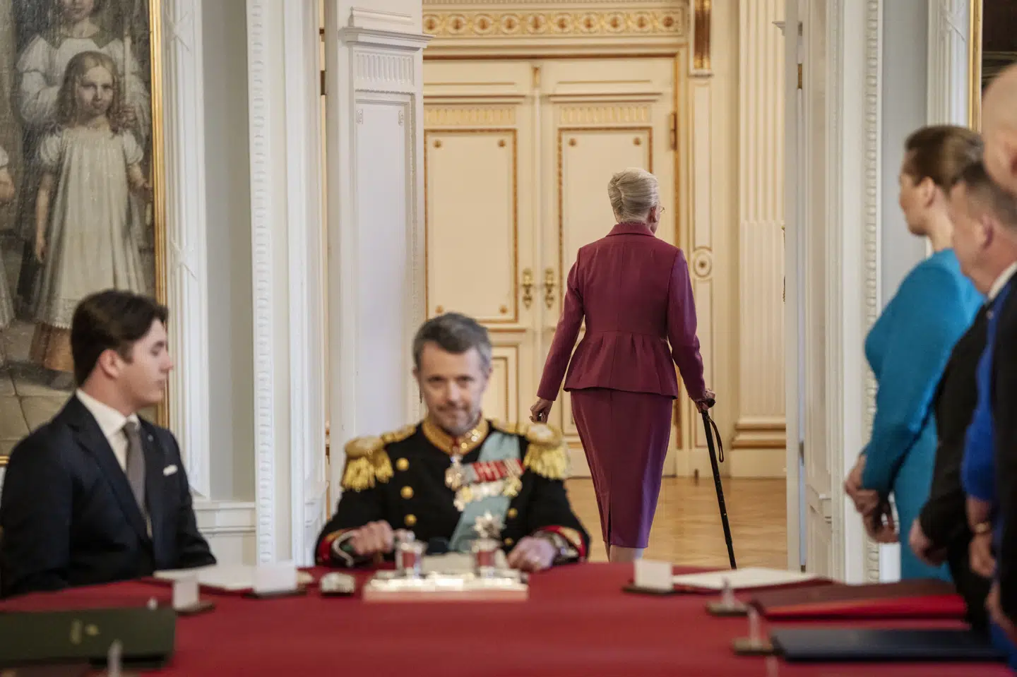 Søndag underskrev dronning Margrethe en abdikationserklæring, hvorefter kong Frederik X blev udråbt til konge. Herefter forlod hun med stok Statsrådssalen. (Arkivfoto).