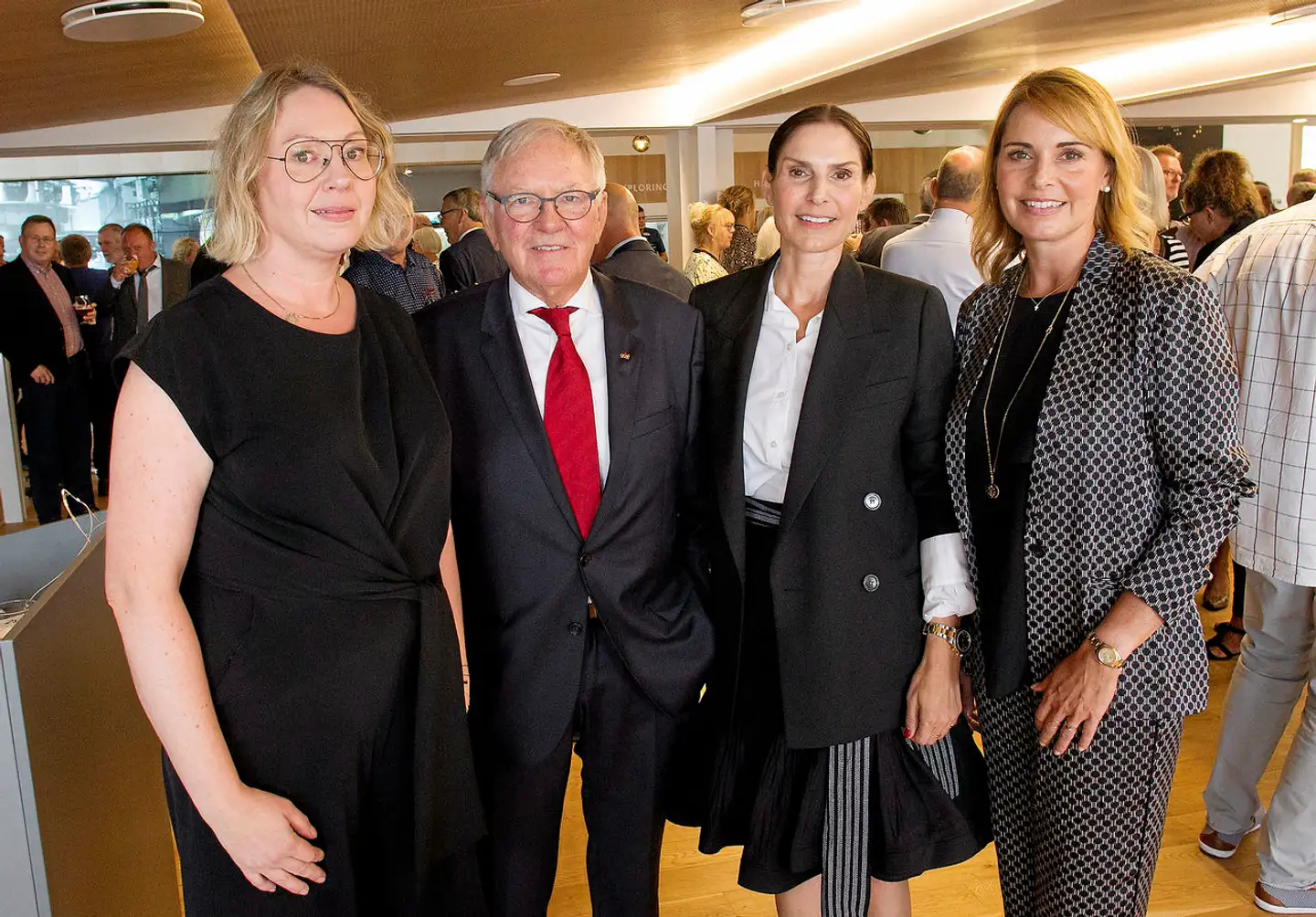 Harboes magtfulde formand, Bernd Griese (midten), er ofte blevet beskyldt for at pleje sine egne og familiens interesser over aktionærernes. Hans ældste datter, Vibeke Harboe Malling (th.), er for nylig udnævnt til hr-direktør på bryggeriet. Hun er gift med topchef Søren Malling.