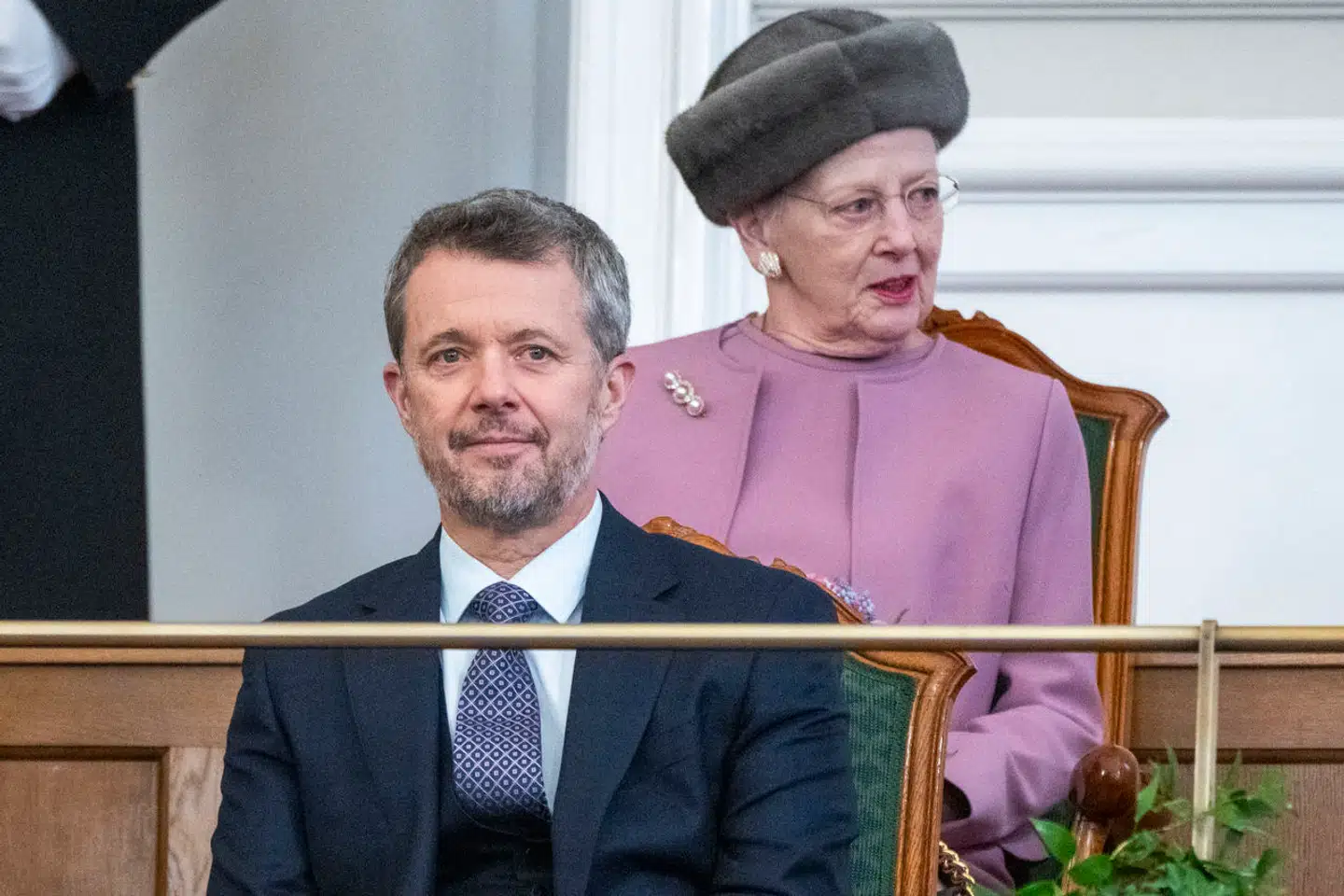 Han får et travlt år. Kong Frederik 10. og dronning Margrethe i Folketingssalen, hvor kongeparret var til stede mandag for første gang i deres nye officielle roller .
