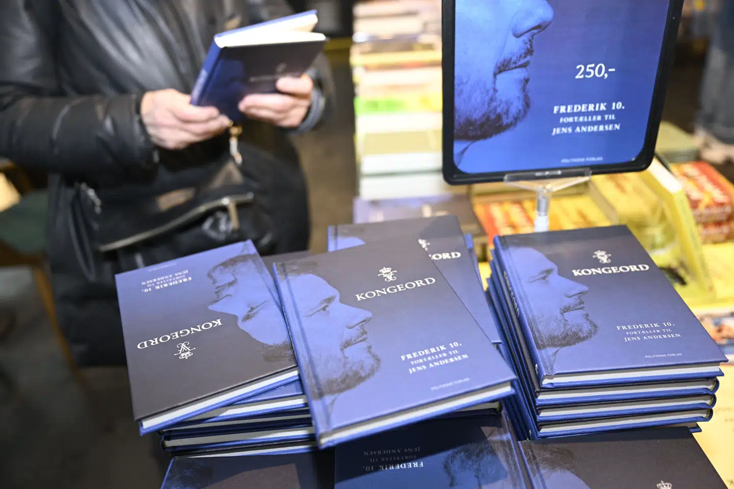 For 250 kroner kan man erhverve sig kong Frederiks nye bog "Kongeord". Den er 109 sider lang og handler om kongens visioner for sit nye job.