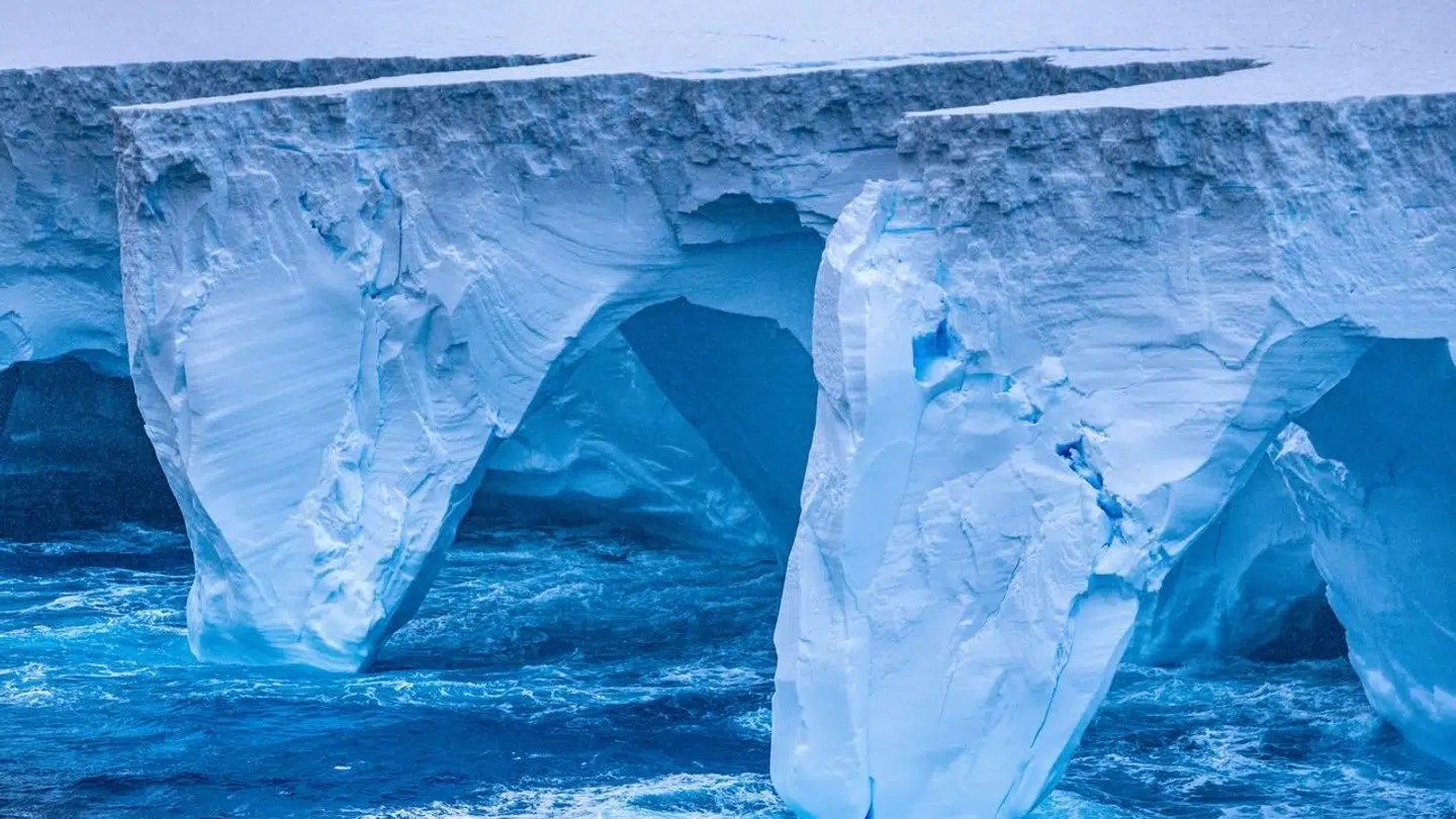 Verdens største isbjerg smelter.