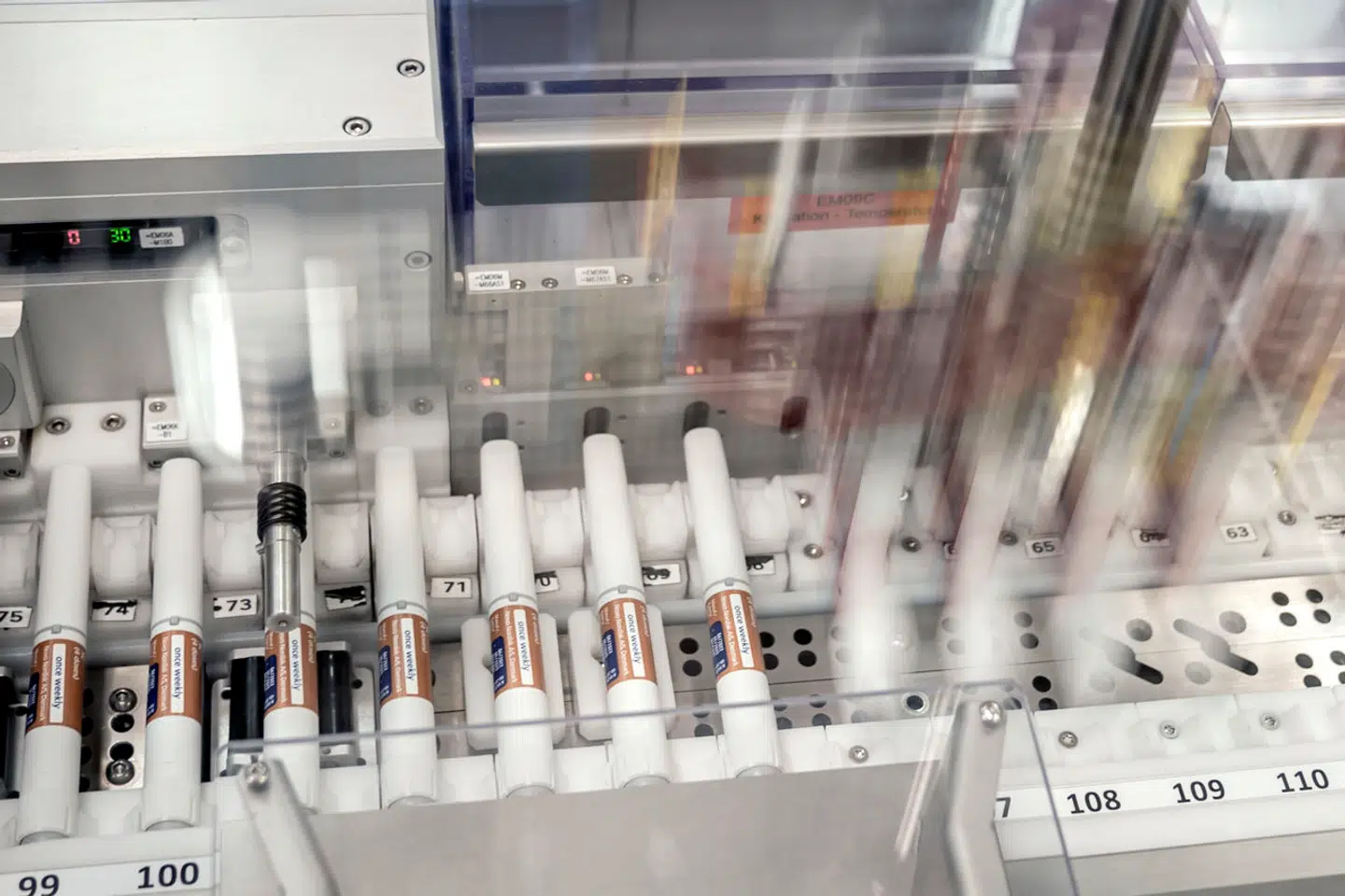 Novo Nordisk har haft kæmpe succes med at sælge Wegovy, og nu vil selskabet forebygge fedme. Her på Novos fabrik producerer koncernen Wegovy-penne og fylder dem.