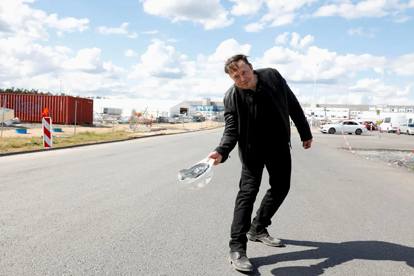 Her er manden, der skaber stor turbulens på markedet for elbiler. Han har ladet priserne på Tesla falde voldsomt flere gange til glæde for nye købere og til ærgrelse for nuværende ejere.