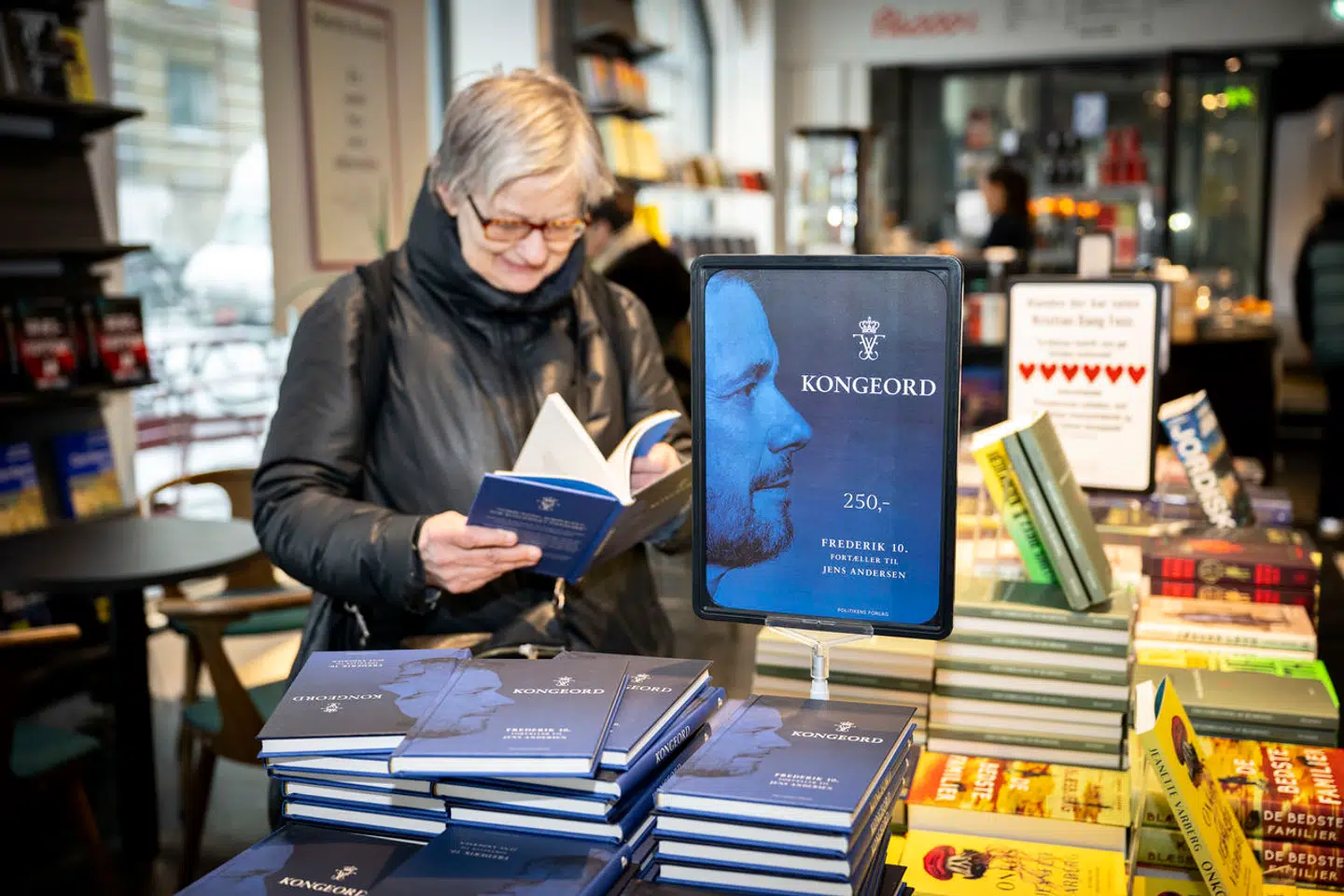 Der gik ikke mange minutter fra 'Kongeord, kong Frederik 10. fortæller til Jens Andersen' landede hos boghandlerne til de første nysgerrige kastede sig over den.