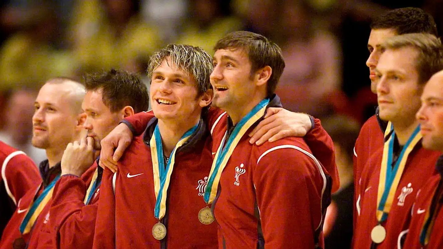 Claus Møller Jakobsen og Kristian 'Nøller' Asmussen efter en sejr over Island i bronzekampen.