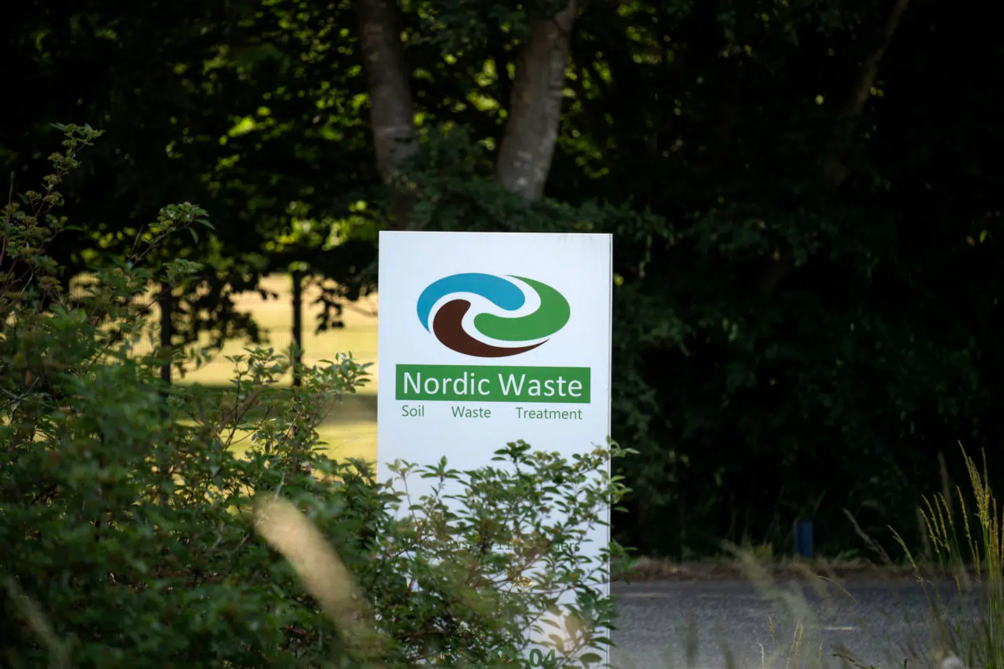 Nordic Waste ved Randers modtager og renser forurenet jord. Men nu truer et bjerg af forurenet jord med at forurene både en nærliggende år og hele Randers Fjord – og begrave en nærliggende landsby.