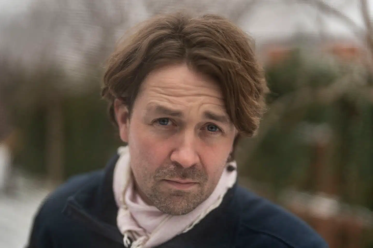 Manden skal helst stå fast midt i stormfloder, afskedigelser og rentetilpasninger. Altid med et »det skal nok gå« på læben og med rolige hænder lige ordne nogle tagrender eller lappe en cykelindehavers hullede tro på tilværelsen. »Men måske er manden ikke selv så skiderolig,« siger forfatter Daniel Dalgaard.