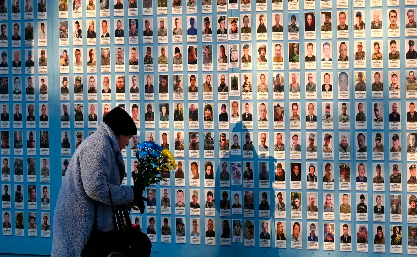 Ukrainske styrker anvender ansigtsgenkendelse til at identificere døde russiske soldater via sociale medier. På billedet er lægger en kvinde blomster ved mindevægggen over Ukraines egne faldne i Kyiv den 17 januar, 2024.